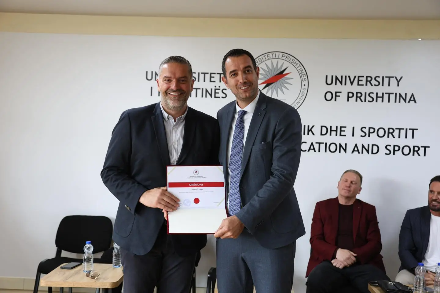 Ndahen bursat për studentët